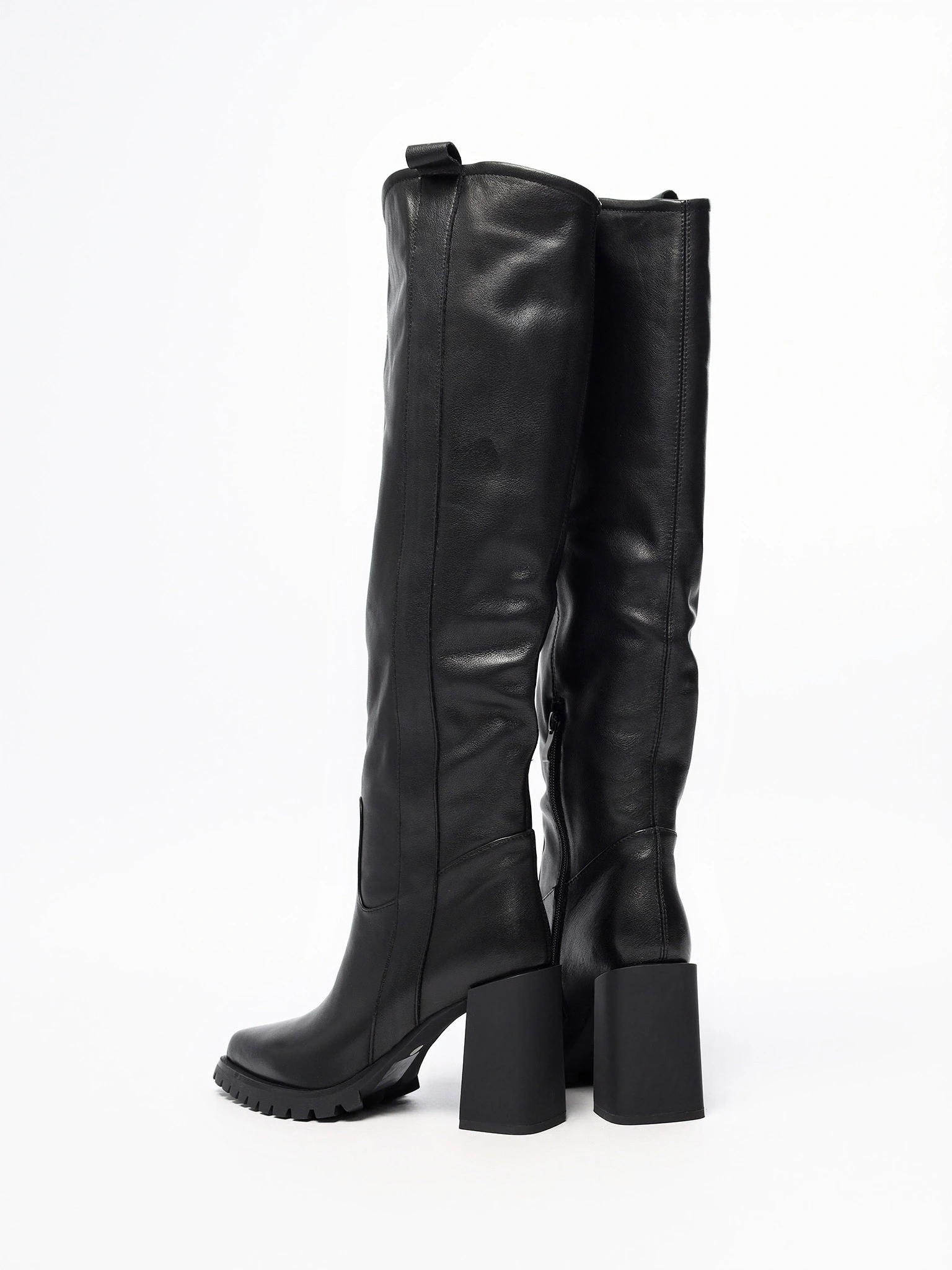 Сапоги черного цвета на высоком каблуке